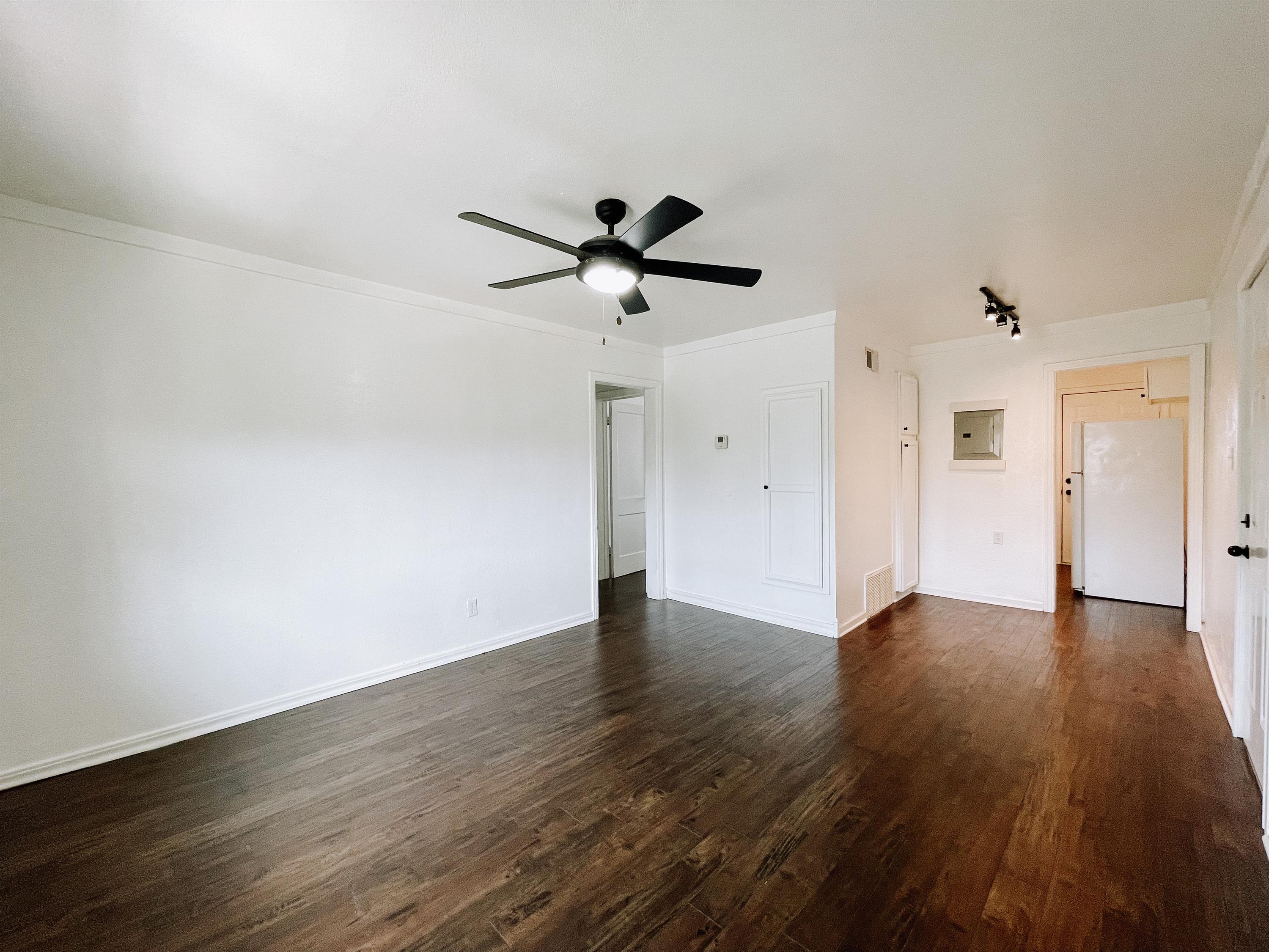 1714 N Lindsay Ave - 6