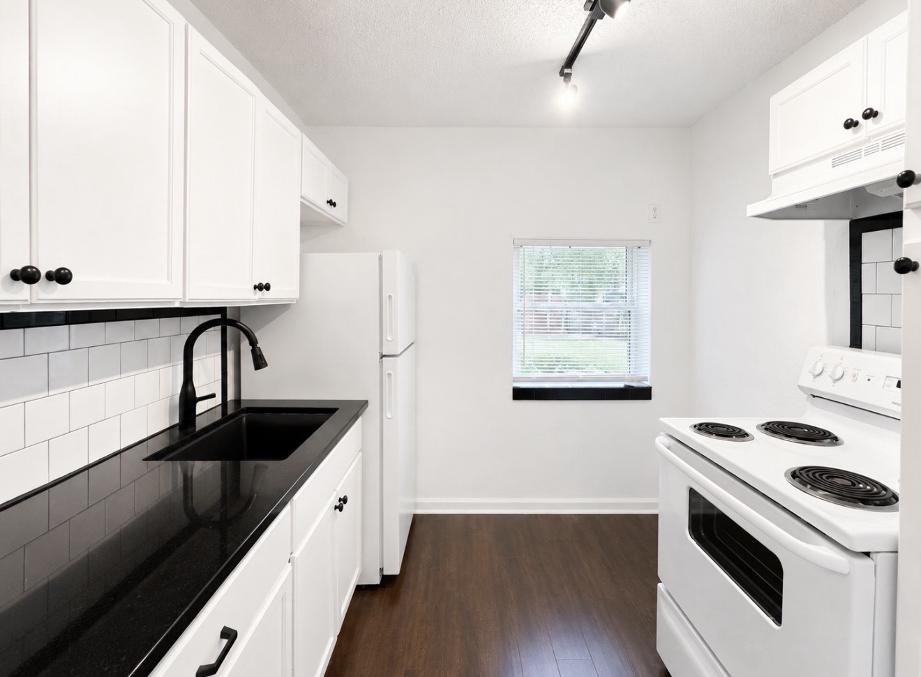 1722 N Lindsay Ave - 3