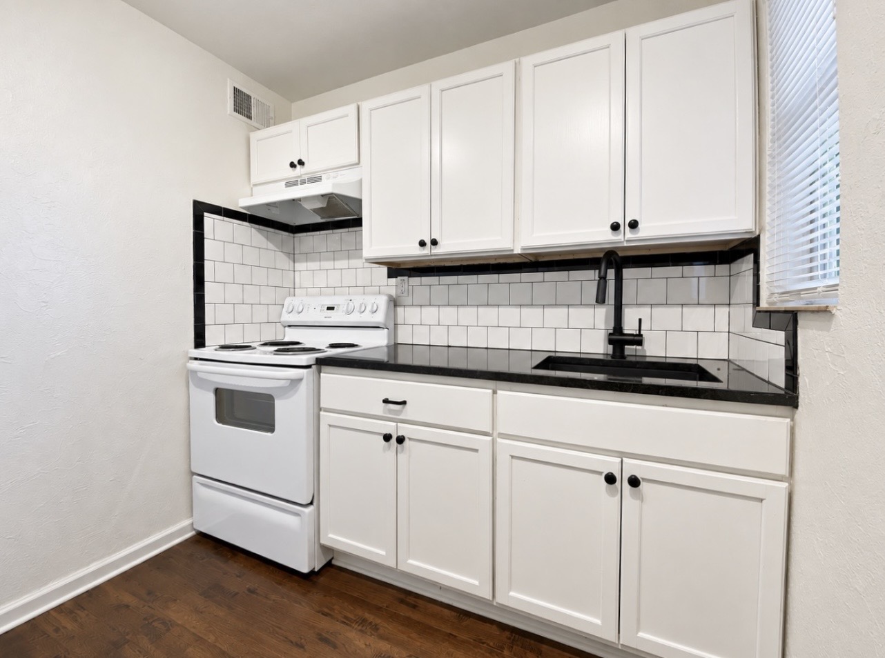 1714 N Lindsay Ave - 6
